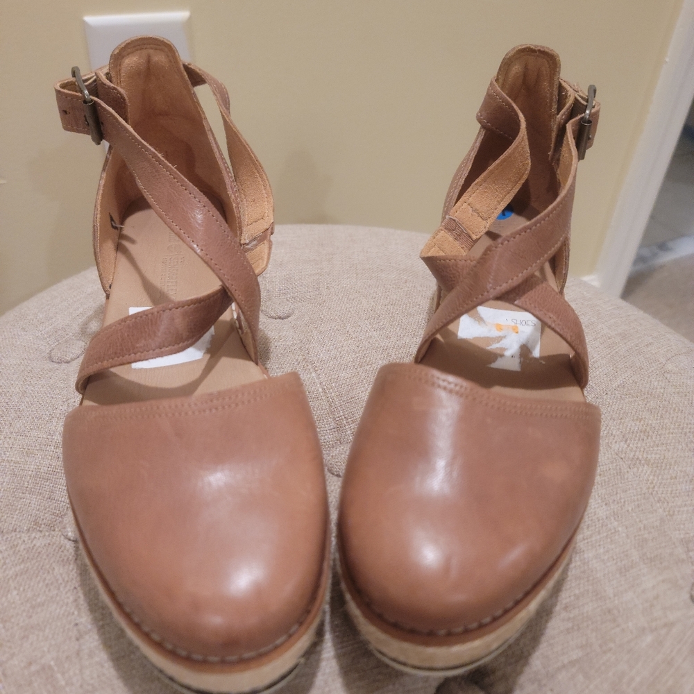 Timberland Brown Leather Mules with Criss-Cross Straps - Picture 3 of 7